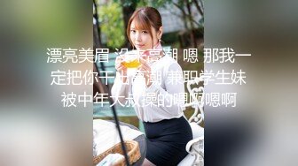 等车时偷拍到这女的摸完逼手拿出来闻闻