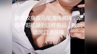 商場小飾品攤前連續抄到三個美女裙底風光,其中一個穿著透明內內