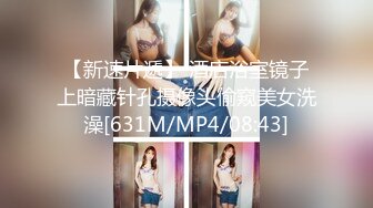 商场女厕全景偷拍美女服务员的极品小黑鲍