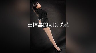 上面在玩吃鸡下面美女吃JB ，极品美女趴在桌子下口交 ， 顶级蜜桃臀 ，骑乘抽插