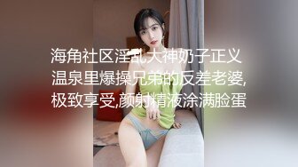 沙滩带货美女直播，还是现场看比较真实一点，围观了不少色老头，直接当着面换内衣，真过瘾哇！