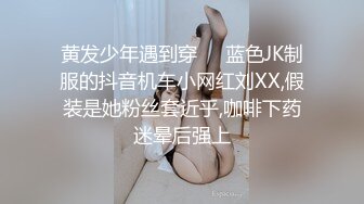 娇小的旋转Stacey Alley享受一些性交性爱和暨在她的嘴里。