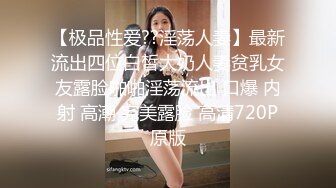 联通女业务员拿着手机给客户介绍时被恶搞突然自动播放她洗澡的视频