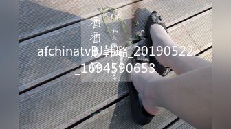 活久见 母子乱伦【儿子用猛男微信勾引反差婊妈妈】最新8-9月全记录，看了她的照片，真是风韵犹存 女人味十足，难怪儿子不淡定