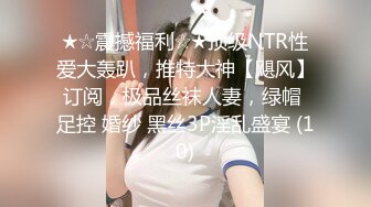 身材火辣的模特美女家里花洒头坏了找师傅来维修勾引他在浴室里