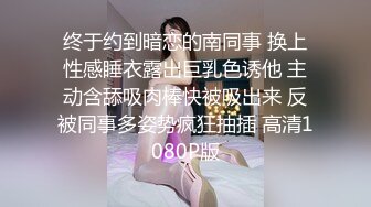 女孩羞涩的脸蛋：你不要拍，不要拍啦，嗯哪嗯哪，能不能不要拍我，  男：不能，骚老婆，骚老婆哈哈~~