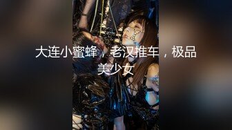 十二月新流出魔手外购极品厕拍（闺蜜吐了、美女疯狂挠BB）闺蜜喝多了妹子陪着上厕所把自己的BB贡献了