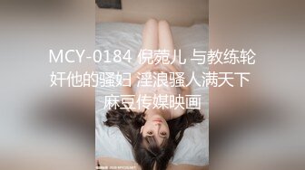 [MP4]换上情趣装厕所诱惑！翘起屁股掰开骚穴，没人操骚逼磨蹭桌角，叫起来超级骚水很多