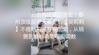 这小哥真会玩，直接在沙发上把骚逼干了，舔了乳头舔鸡巴好刺激，激情爆草骚穴压在身下抽插，干的好深真骚啊