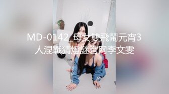 妹子水蜜桃形大奶双指深抠粉嫩无毛逼高潮后玩3P