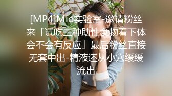 大奶黑丝少妇 你鸡吧好大 过来我给你舔 啊啊 操死我了 女人最迷人就是张开大腿迎接男人的全力冲刺 嘴里再插一根