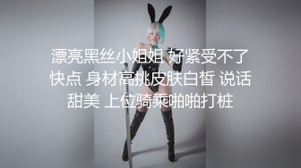 超人哥哥内裤套头跟熟女姐姐在狭小的车内激情大战，口交啪啪持久力很强，各种姿势激情抽插，叫得很骚非常刺激1