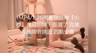 《极品CP魔手外购》坑神潜入某单位女厕隔板缝中实拍超多小姐姐方便，赤裸裸逼脸同框，妹子对着镜头看半天都没发现异常 (2)