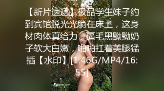 小虎牙清纯乖巧19学生妹 ，新到的情趣套装 ，开档内裤掰开粉穴 ，两根手指猛扣