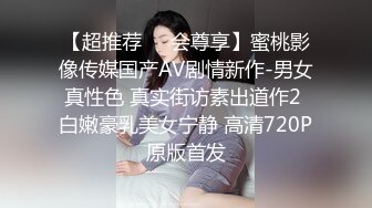 有着神级美巨乳的年轻太太，和处男在一间狭小浴里两人独？「奶子好像顶到了」对大奶完全勃起的老二就在面前，太太当然是忍不住地发情！就这么无无套插入破处！在连续中出下，太太数度高潮！