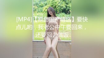 带小女孩的丰满妈妈