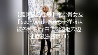 摸样不错的白虎小少妇伺候黄毛小哥激情啪啪，淫声荡语口交大鸡巴，激情上位让小哥无套插入