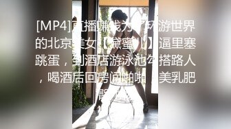 女仆装的黑丝少妇跟两男玩3P，玩完游戏开始伺候大哥，胖瘦组合听狼友指挥吃鸡巴，被两男前后玩弄草到高潮