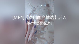 浴室针孔摄像偷拍美女穿奶罩，身材很诱惑