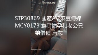 图书馆内喜欢看书的小美女