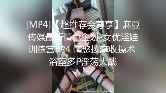 冒死爬窗偷窥楼下的少妇刚洗完澡光溜溜的出来换衣服