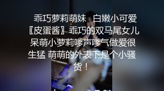 颜值不错妹子开裆牛仔裤诱惑给炮友口交，跳蛋塞逼车内掰穴特写非常粉嫩