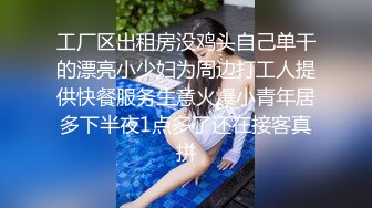 穿上吊带丝袜后变身小母狗