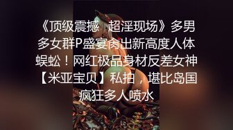 这娘们真骚，露脸在床边让小哥草着嘴吃奶子玩弄揉捏真刺激，浴室后入草屁股玩弄，口交大鸡巴淫声荡语不断