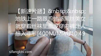 爱玩的学妹在粉嫩小穴里塞了玩具 还有文具 每天都要自慰