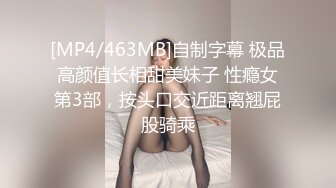 户外露出尿尿的【彩衣】在路边高峰期下班憋不住 尿了好多 车都停下来看～还有金发小帅哥对着我吹口哨 (2)