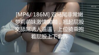 【新片速遞】 良家小少妇为了生活露脸3P性爱，让两个大哥轮流玩弄，揉奶玩逼各种抽插对着镜头浪叫呻吟，后面被草还要舔鸡巴[1.44G/MP4/01:59:35]