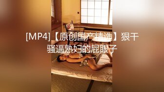 真实青年小夫妻卫生间里面空间后入无套操逼