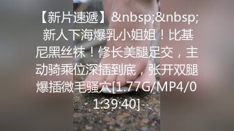 几个漂亮妹纸尿尿，都是一线天嫩B,女警上厕所你也敢拍，勇猛无比，爆赞