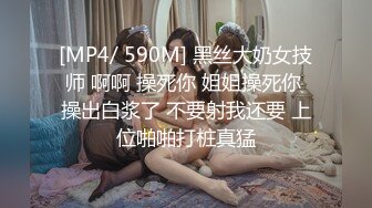 熟女人妻 在家沙发偷情黑祖宗 貌似赶时间不停看时间 被大肉棒操的很舒坦 爽叫不停