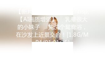 上班族小姐姐比较多的快餐店女厕，高清全景逼脸同框偸拍多位美眉方便，牛仔服美女蓝色内内湿了一块是什么情况 (5)