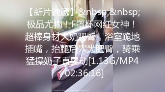 时尚带眼镜超大G奶美女揉奶自摸诱惑秀，极品粉嫩一线天肥逼，摸两下就出了很多水，近距离特写逼逼收缩往外流水