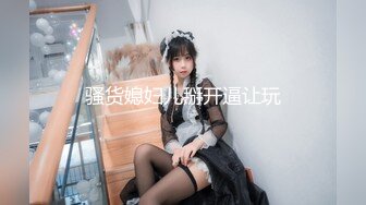 商场女厕多角度偷拍美女店员的小黑鲍裤子上面还挂着吊牌