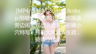 《绝版重磅经典收藏》CP界天花板女厕隔板缝洞中特写偸拍超多小姐姐美少妇方便亮点多靓妹先吐后尿高跟女尿尿还把B掰开 (1)