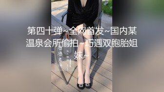 露脸老婆全裸看A片，手指快插高潮出水！