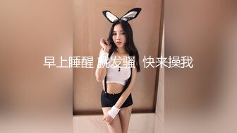 小美女跟小少妇一起直播，露脸大秀展示听狼友指挥，粉嫩骚穴自慰搞的骚逼淫水泛滥让旁边的小哥哥给舔干净