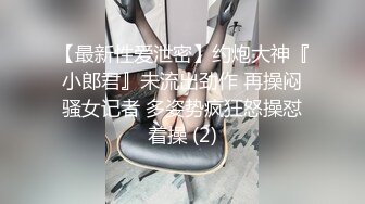 妈妈好骚勾搭骚儿子，吃奶舔逼给儿子口交大鸡巴，丝袜高跟诱惑，撅着屁股给狼友看着逼口交，让儿子射嘴里吃1